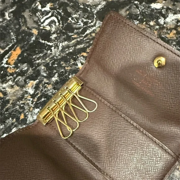 LOUIS VUITTON Damier Keyholder - Picture 6 of 10